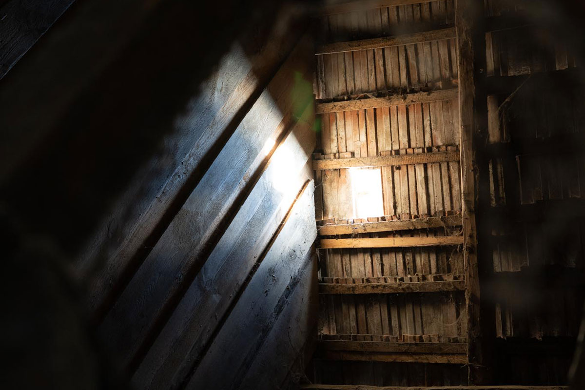 Beam of light through the window in the barn of the Tschardakenhof