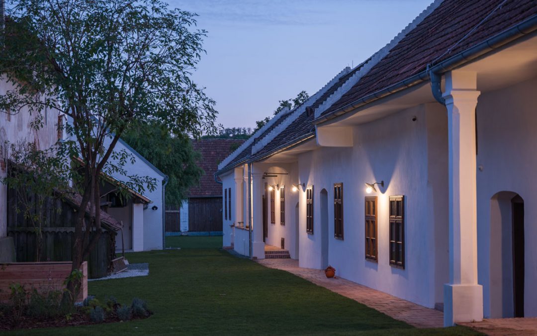 Tschardakenhof in Lutzmannsburg in der Dämmerung mit beleuchtetem Garten