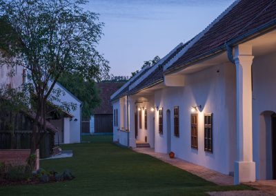 tschardakenhof in Lutzmannsburg in der Dämmerung mit beleuchtetem Garten - Pannonisch urlauben