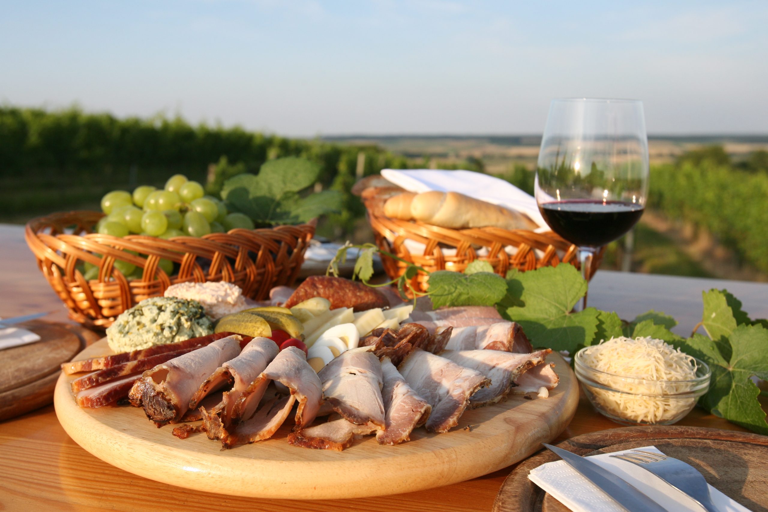 WEIN 00000000284_Brettljause-im-Buschenschank_Burgenland-Tourismus-GmbH_Alexander-Horvath Freunde gemeinsam beim Mittagessen