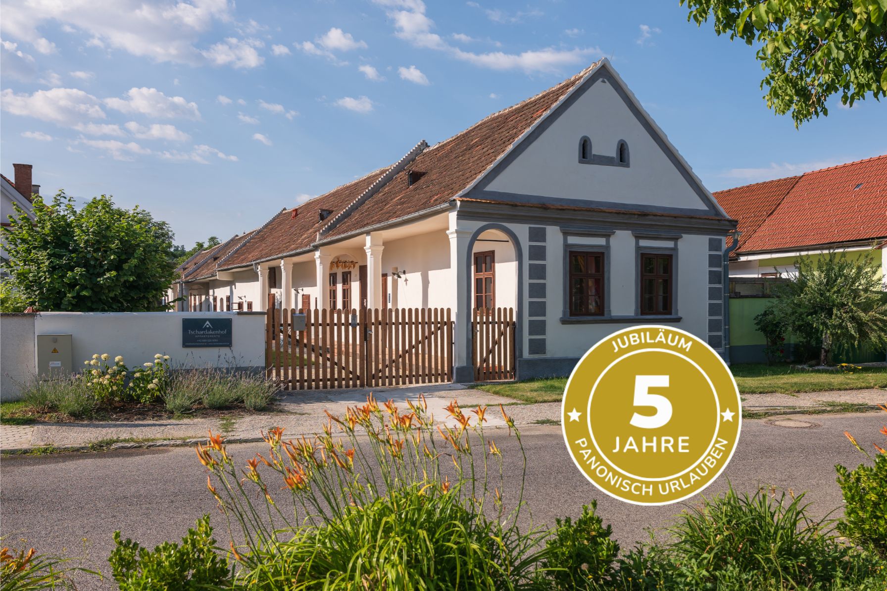 Schloss com Eingang zum Tschardakenhof