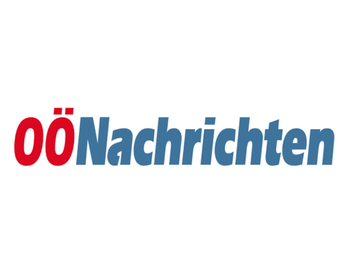 Patricia Oehner vor einer historischen Tschardake im Garten des Tschardakenhofs – Porträt in den Oberösterreichischen Nachrichten.